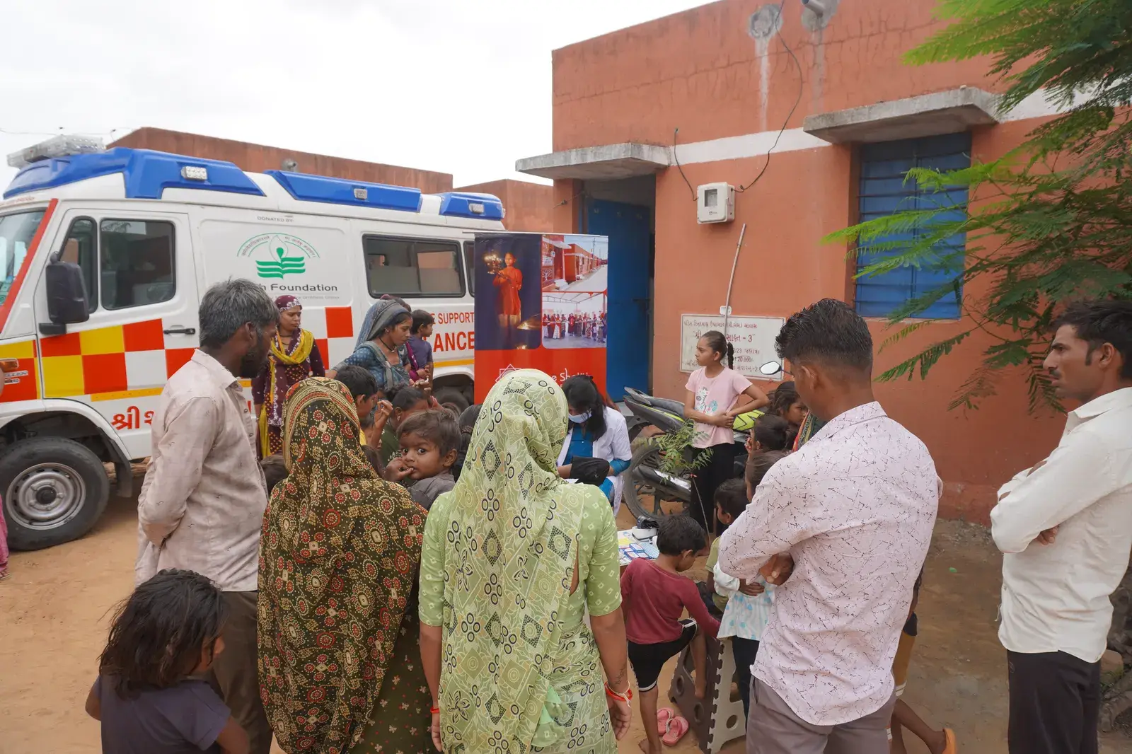 SSSK volunteers guiding community members during the Jalotara medical camp
